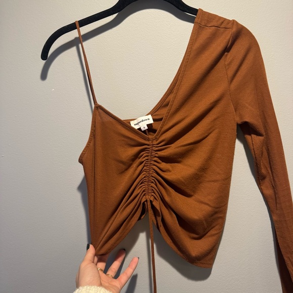 Superdown Brown Ruched Asymmetrical Top - Picture 2 of 5